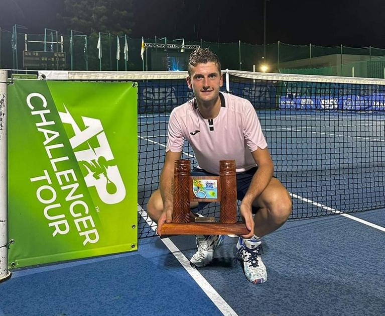Raul Brancaccio con il titolo conquistato al Challenger di Noumea (foto ATP Challenger Tour)