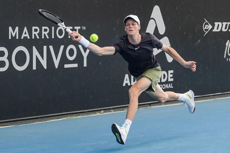 Un recupero di diritto in allungo di Jannik Sinner (foto Getty Images)