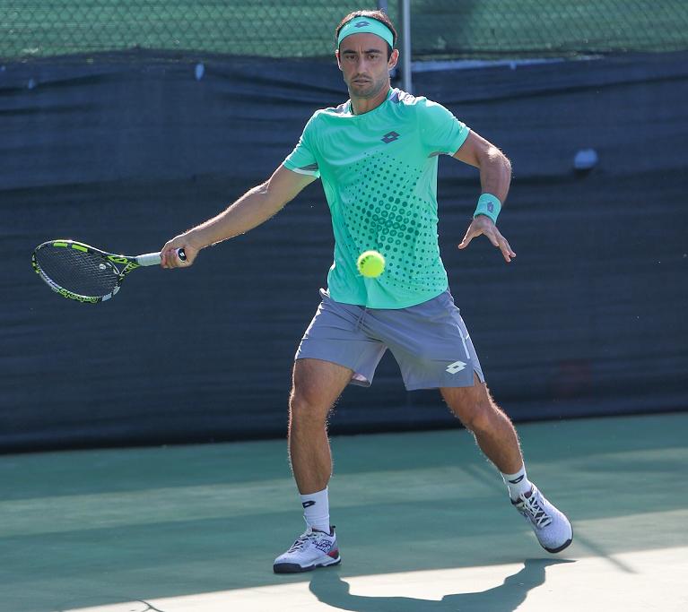 Lorenzo Giustino colpisce di diritto (foto Lolli)