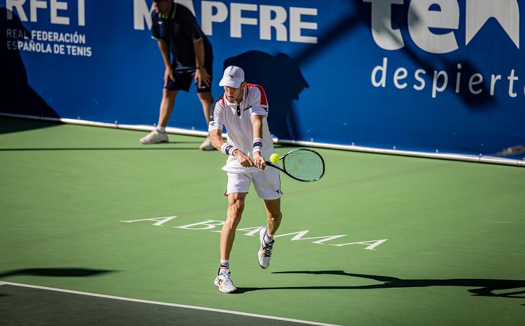 Francesco Maestrelli colpisce di rovescio (foto Combi/MEF Tennis Events)