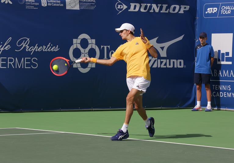 Matteo Arnaldi colpisce di diritto (foto Kondarcuik)