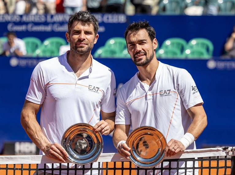 Simone Bolelli e Fabio Fognini con il titolo dell'ATP 250 Buenos Aires (foto Twitter @ArgentinaOpen)