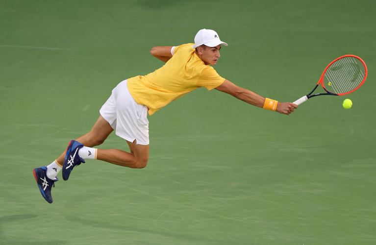 Un recupero di rovescio di Matteo Arnaldi (foto Getty Images)