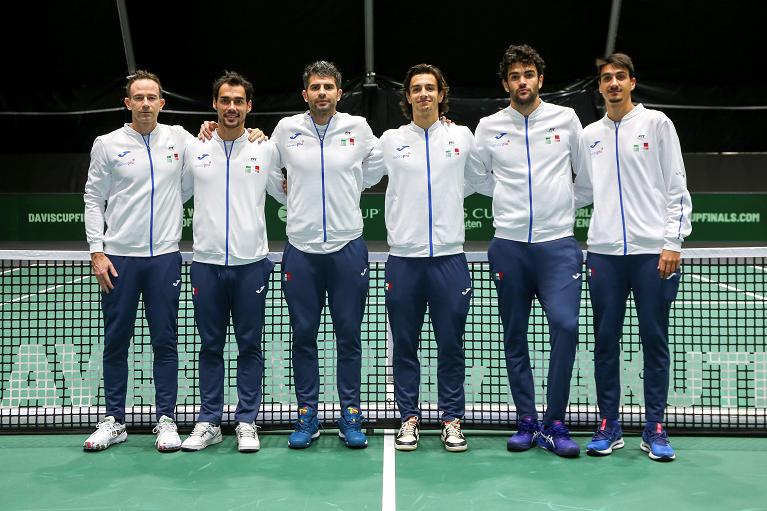 Una foto di gruppo dell'Italia alla vigilia del quarto contro gli USA alle Davis Cup by Rakuten Finals (Foto Sposito)
