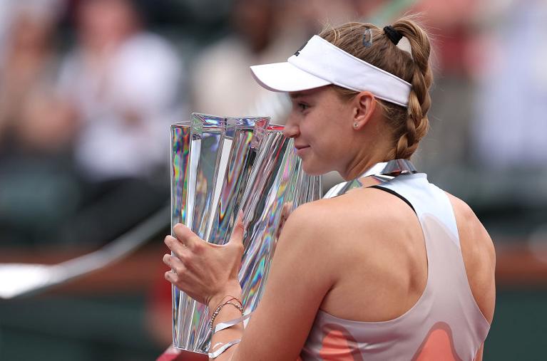 Elena Rybakina stringe il trofeo di Indian Wells (foto Getty Images)