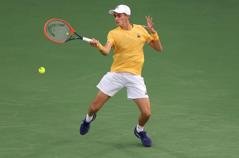 Matteo Arnaldi colpisce di diritto (foto Getty Images)