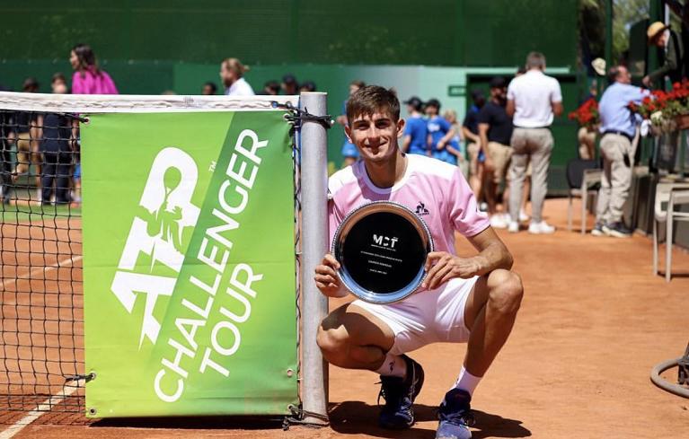 Matteo Arnaldi con il trofeo vinto al Challenger di Murcia (foto Instagram @murcia_club_tenis)