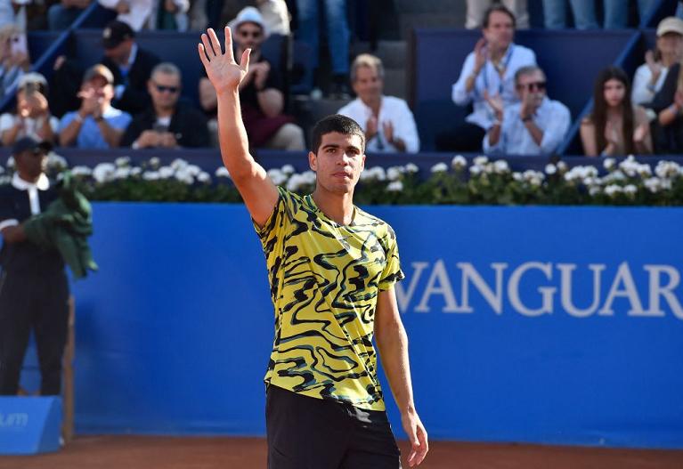 Carlos Alcaraz saluta il pubblico (foto Getty Images)