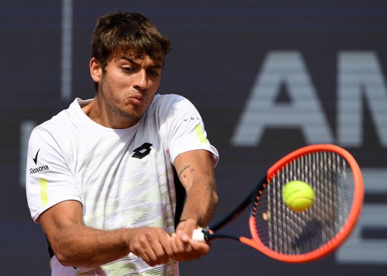 Il rovescio di Stefano Cobolli (foto Getty Images)