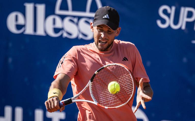 Dominic Thiem colpisce di rovescio (foto Combi)