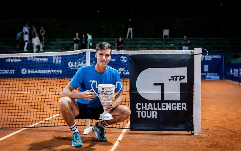 Fabian Marozsan con il trofeo del Challenger di Perugia (Foto Daniele Combi)