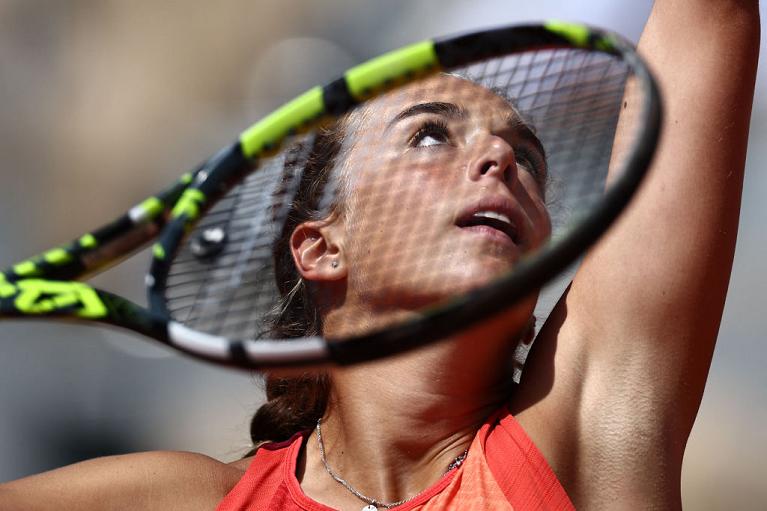 Lucia Bronzetti al servizio (foto Getty Images)