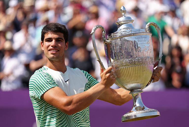 Carlos Alcaraz con il trofeo deo Queen's 2023 (foto Getty Images)