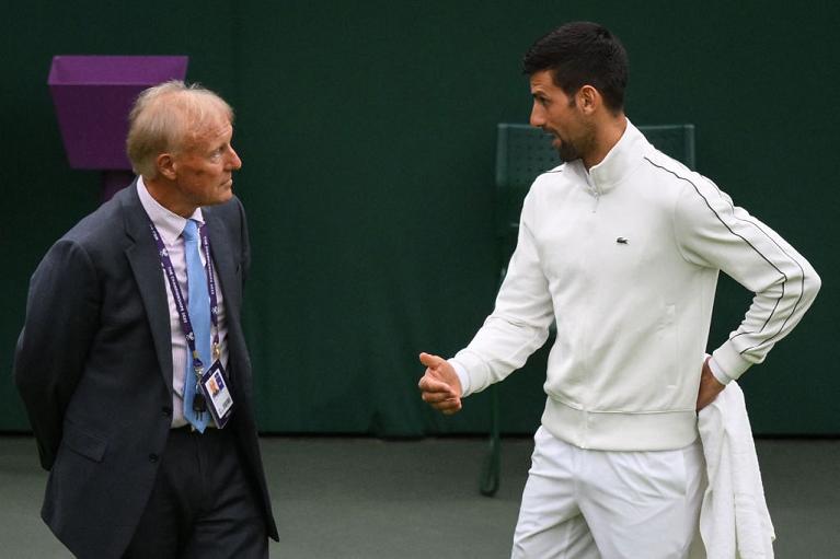 Novak Djokovic durante l'interruzione per pioggia