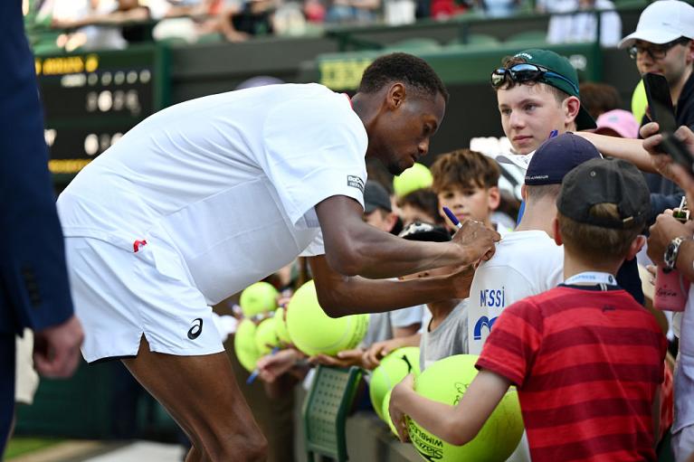 Christopher Eubanks firma autografi a piccoli tifosi a Wimbledon (Getty Images)