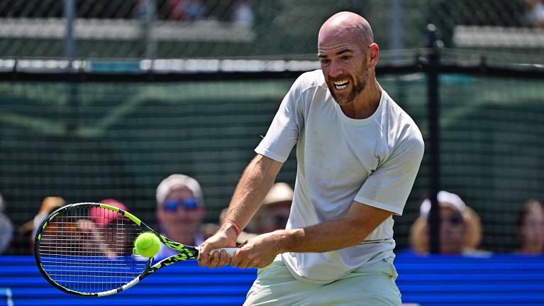 Adrian Mannarino colpisce di rovescio (foto ATP Newport website)