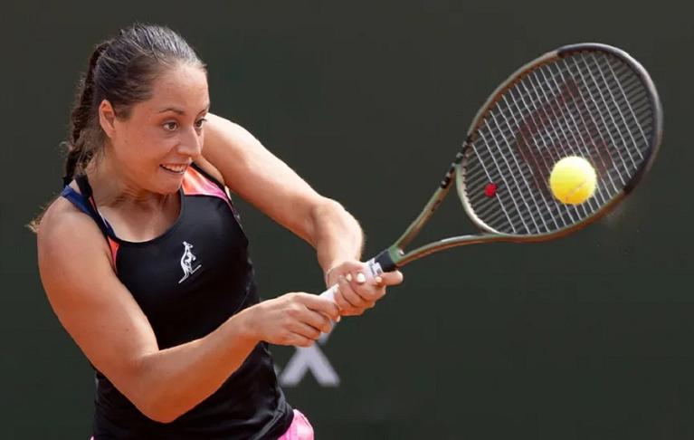 Elisabetta Cocciaretto colpisce di rovescio (foto WTA website)