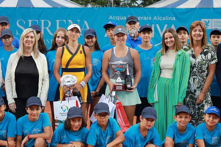 Foto di gruppo dopo la finale dell'Itf di Cordenons