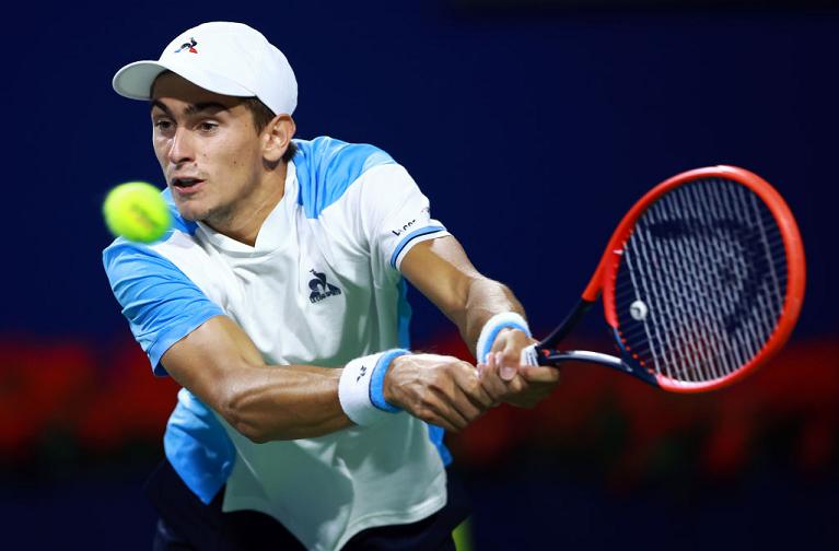 Il rovescio di Matteo Arnaldi (foto Getty Images)