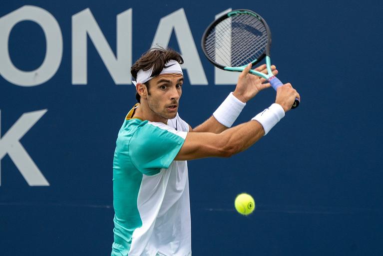 Lorenzo Musetti colpisce di rovescio (foto Twitter National Bank Open)