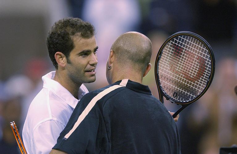 La stretta di mano tra Andre Agassi e Pete Sampras dopo il duello allo US Open 2001 (Getty Images)