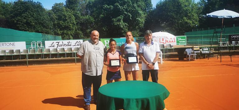 La premiazione della finale femminile del J30 si Cuneo: da sinistra Walter Fantino (Assessore allo sport della città di Cuneo), Ylenia Zocco, Carlotta Bassotti e Alberto Maniscalco (direttore del torneo)