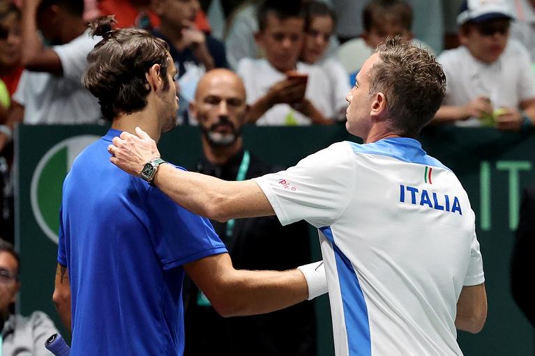 Il capitano azzurro Filippo Volandri rincuora Lorenzo Musetti (foto Sposito)