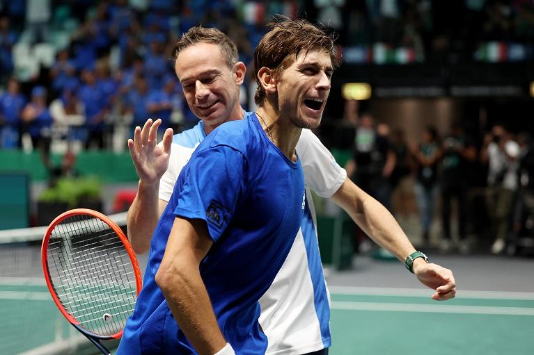 Matteo Arnaldi festeggia con il capitano azzurro Filippo Volandri (foto Sposito)