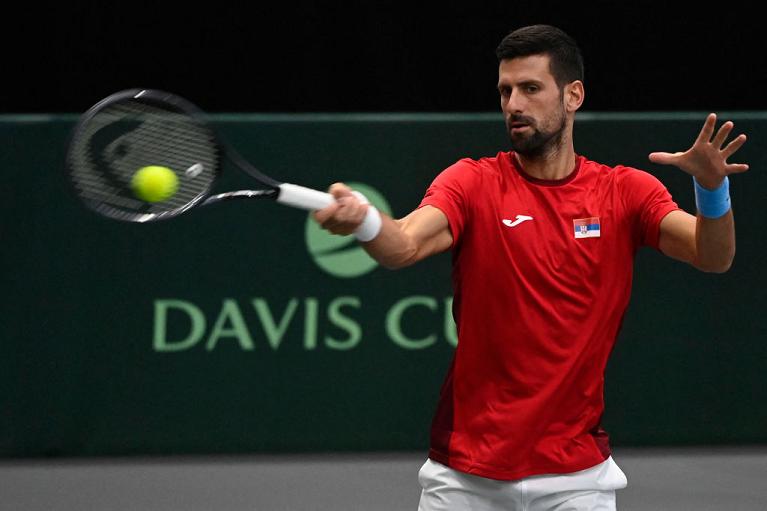 Novak Djokovic colpisce di diritto (foto Getty Images)