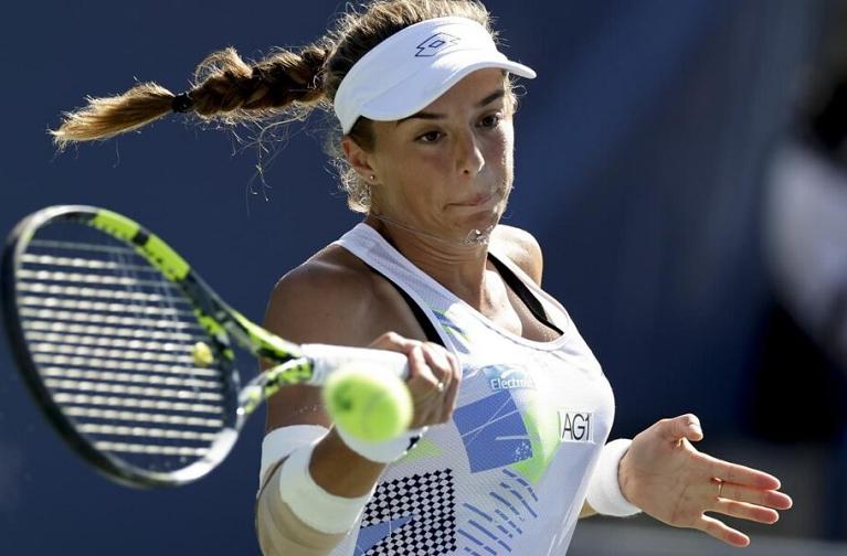 Lucia Bronzetti colpisce di diritto