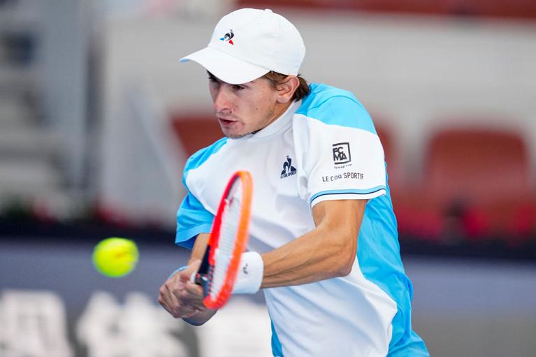 Il rovescio di Matteo Arnaldi (foto Getty Images)