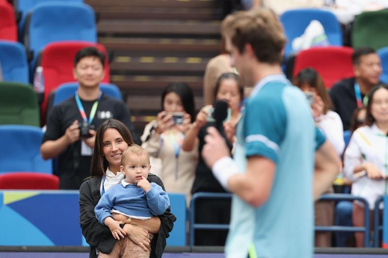 Nicolas Jarry festeggia la vittoria su Schwartzman. Sullo sfondo la moglie e il primogenito (Getty Images)