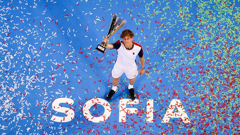 Jannik Sinner con il trofeo 2021 (foto Sofia Open Website)
