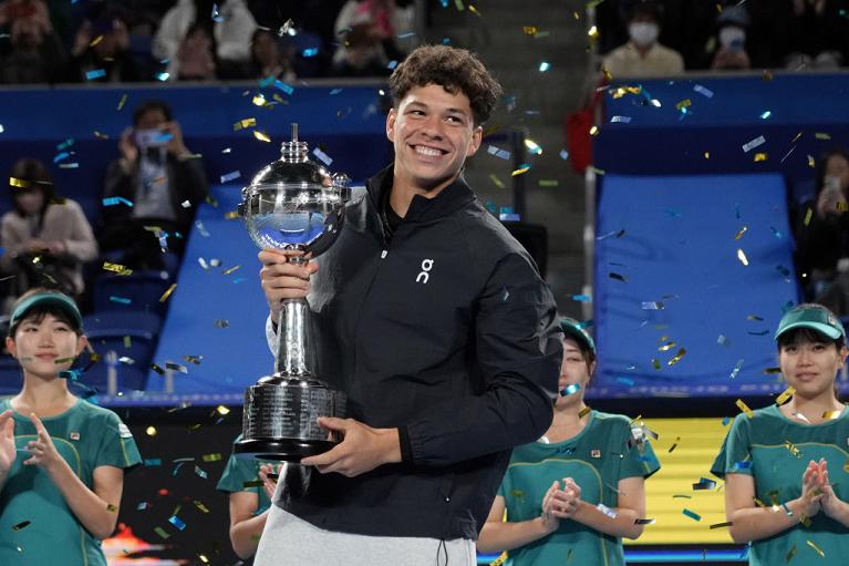 Ben Shelton con il trofeo dell'ATP 500 di Tokyo (Getty Images)