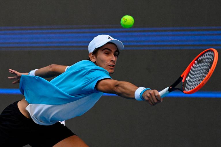 Un rovescio in recupero di Matteo Arnaldi (foto Getty Images)
