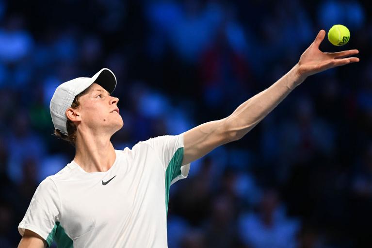 Jannik Sinner al servizio (foto Getty Images)