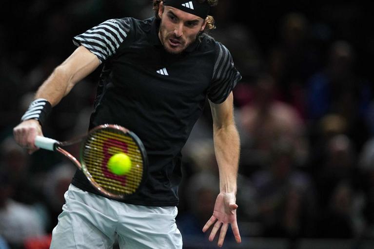 Stefanos Tsitsipas in azione al Rolex Paris Masters (Getty Images)