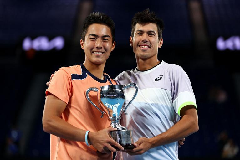 Rinky Hijikata e Jason Kubler con il trofeo dell'Australian Open (Getty Images)