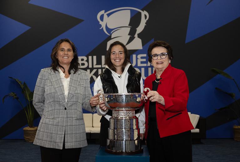 La campionessa del mondo di calcio Maria Perez incontra Conchita Martinez, direttrice delle Billie Jean King Cup Finals (a sinistra) e Billie Jean King (a destra) (Foto Paul Zimmer/ITF)