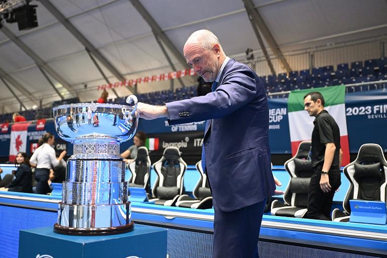 Il presidente della Federazione Italiana Tennis e Padel, Angelo Binaghi, con il trofeo della Billie Jean King Cup a Siviglia (Foto Tullio Puglia/FITP)
