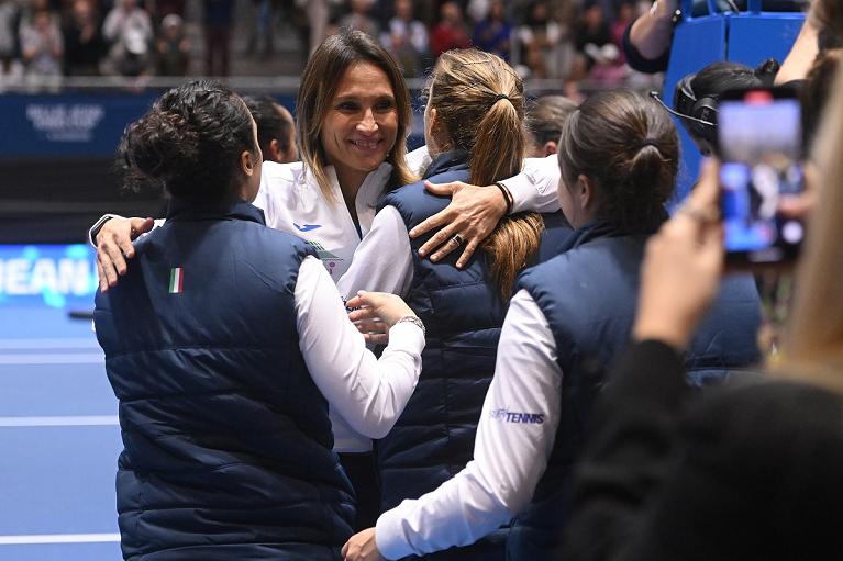 Billie Jean KIng Cup Finals 2023: il capitano Tathiana Garbin abbraccia le azzurre (foto Puglia/FITP)