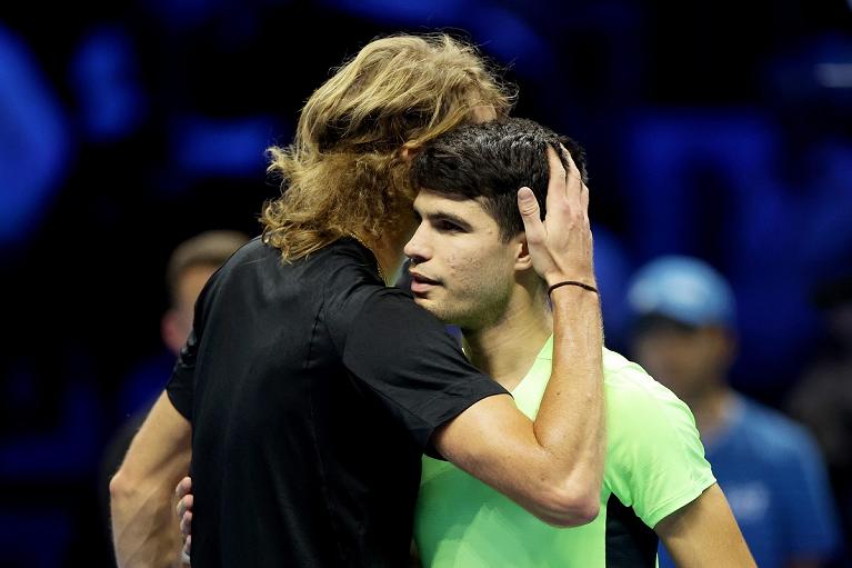 L'abbraccio tra Alexander Zverev e Carlos Alcaraz alle Nitto ATP Finals 2023 (Foto Giampiero Sposito/FITP)
