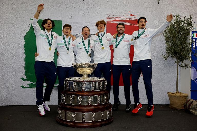 Gli azzurri festeggiano la Coppa Davis (Foto Sposito/FITP)