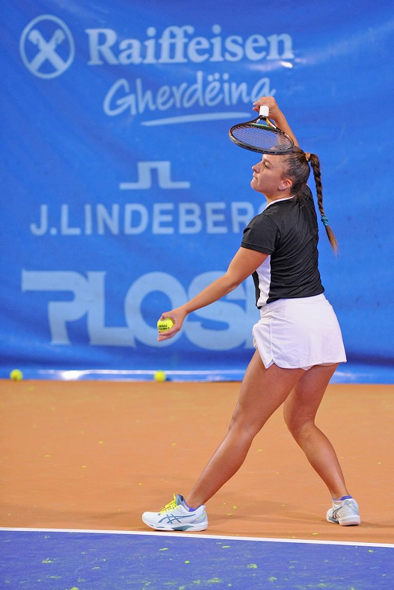Lisa Pigato al servizio (foto Runggaldier)