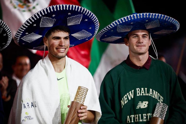 Carlos Alcaraz e Tommy Paul dopo l'esibizione a Città del Messico (Getty Images)