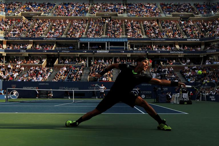 Rafa Nadal in azione durante la finale dello US Open 2010 contro Novak Djokovic (Getty Images)
