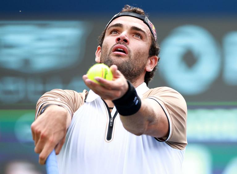 Matteo Berrettini al servizio (foto Getty Images)