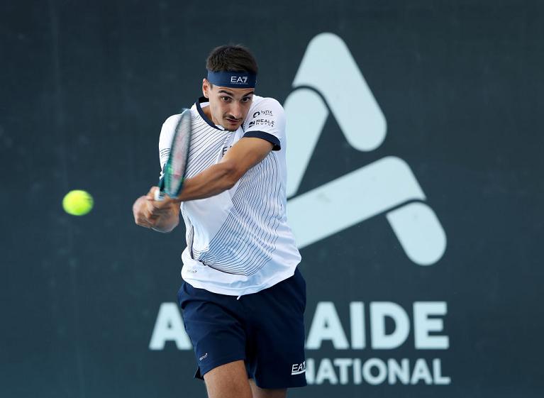 Il rovescio di Lorenzo Sonego (foto Getty Images)