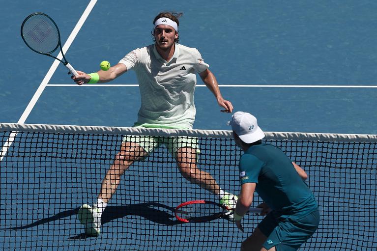Un punto di Tsitsipas a rete contro Zizou Bergs all'Australian Open 2024 (Getty Images)