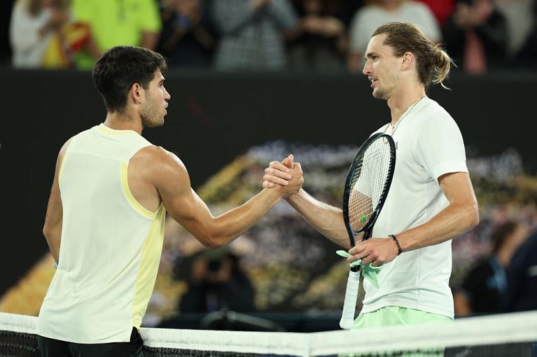 Il saluto a rete tra Zverev e Alcaraz a fine match (Getty Images)